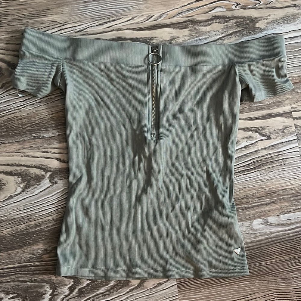 Guess sage green off Shoulder Top with front Zipper size S: never worn, no tag